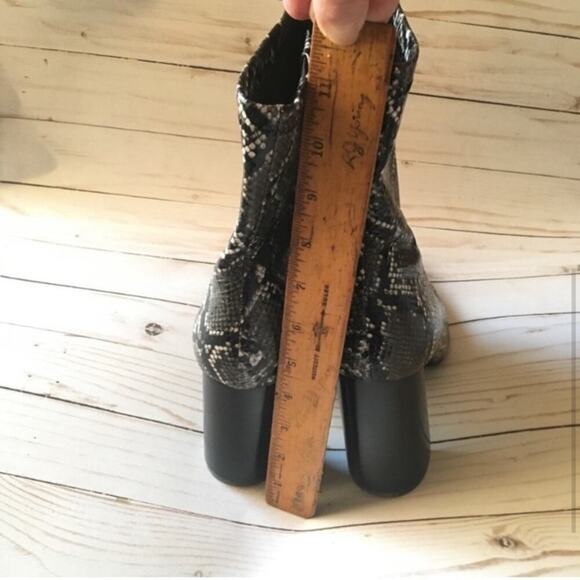 Jeffrey Campbell Grey Black Snake Siren Pointy Toe Bootie Size 9.5 - Picture 4 of 6